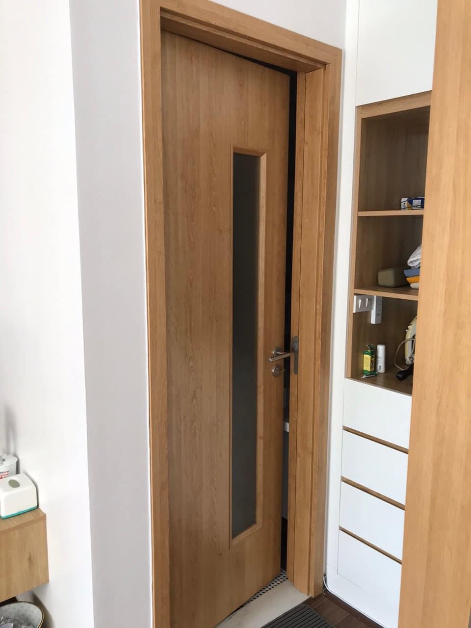CỬA GỖ NHỰA  CÓ Ô KÍNH TRÊN CÁNH