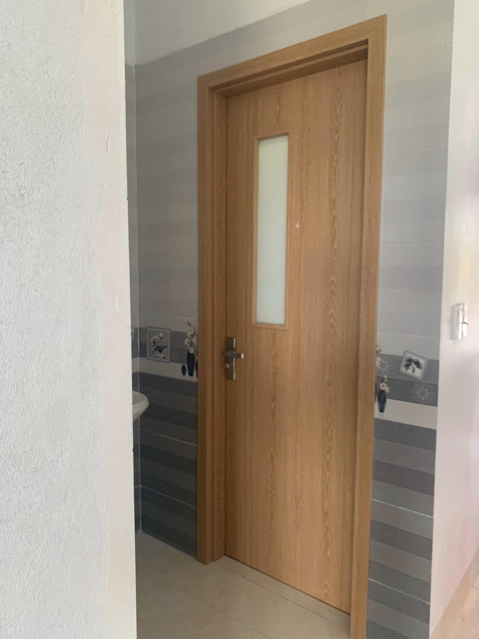 CỬA GỖ NHỰA  CÓ Ô KÍNH TRÊN CÁNH