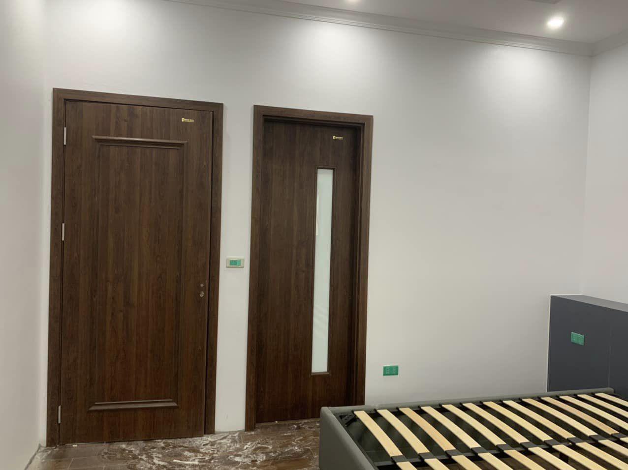 CỬA GỖ NHỰA  CÓ Ô KÍNH TRÊN CÁNH