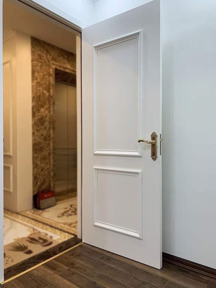 CỬA GỖ NHỰA PHÀO NỔI TRÊN CÁNH PHONG CÁCH TÂN CỔ ĐIỂN 