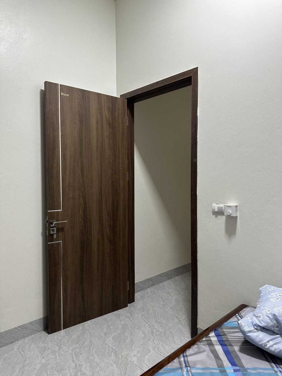 CỬA GỖ NHỰA TRANG TRÍ CHỈ NHÔM
